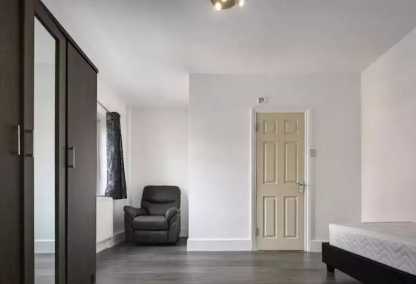 Majatalo Room In Guest Room   Limehouse Townhomes Modern Spacious Serviced En Suite Room With A Garden View