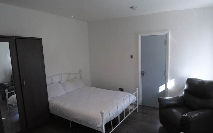 펜션 Room In Guest Room Limehouse Townhomes Modern Spacious Serviced En Suite Room With A Garden View