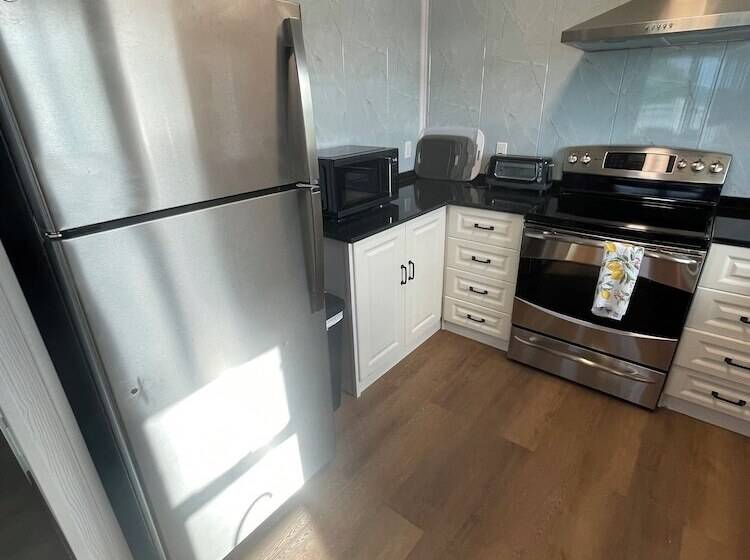 هتل Great Cistern Beach Village