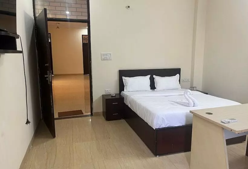 Hotelli Cleo Elegance Rooms & Banquet