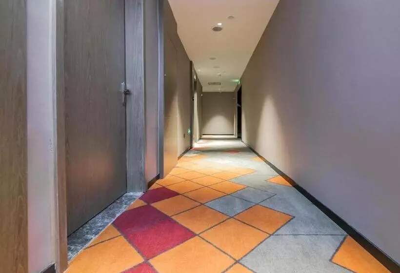 Borrman Hotel Korla Peacock River