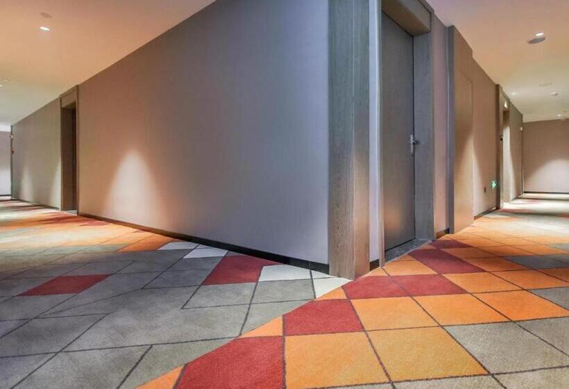 Borrman Hotel Korla Peacock River