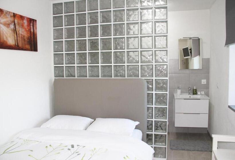 Hotel Rest And Restaurant In Roveredo