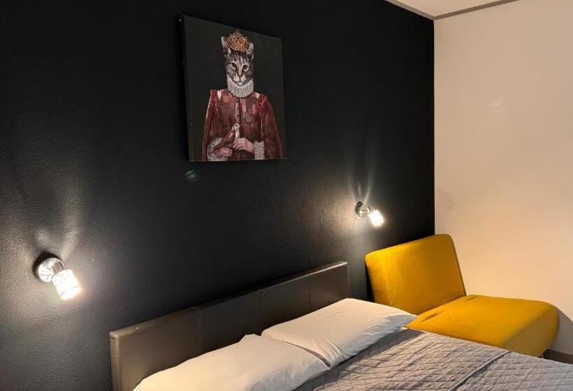 Hotel Rest And Restaurant In Roveredo