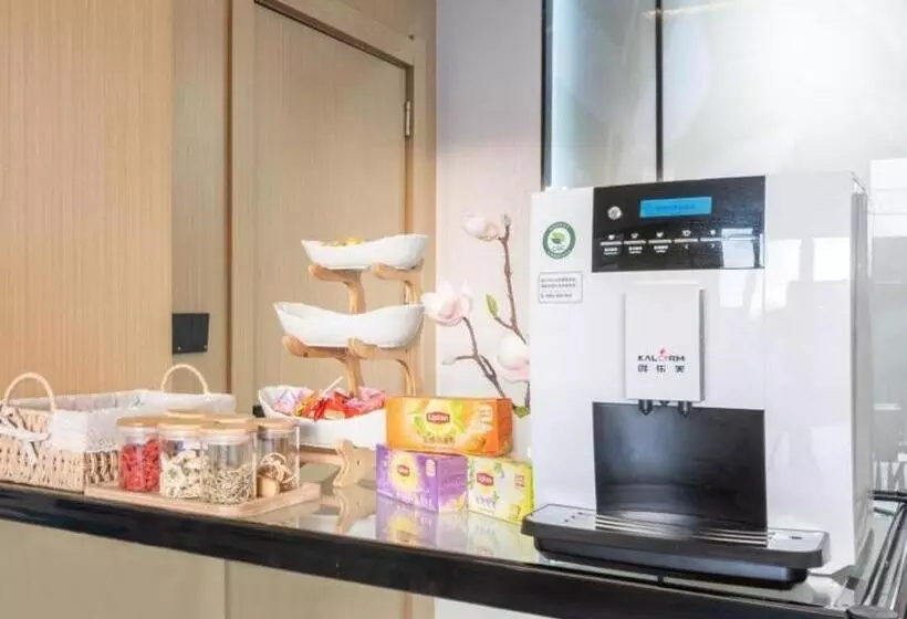 Hotelli Greentree Inn Express Qingdao Jiaodong International Airport