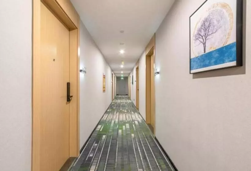 Hotelli Greentree Inn Express Qingdao Jiaodong International Airport