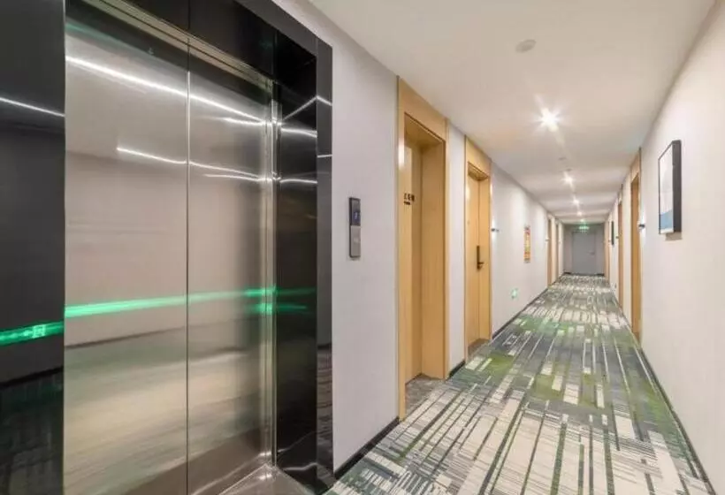 Hotelli Greentree Inn Express Qingdao Jiaodong International Airport