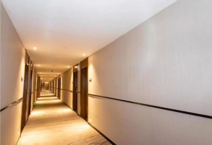 Hotelli Jtour Inn Yulin High Speed Railway Station Rt Mart