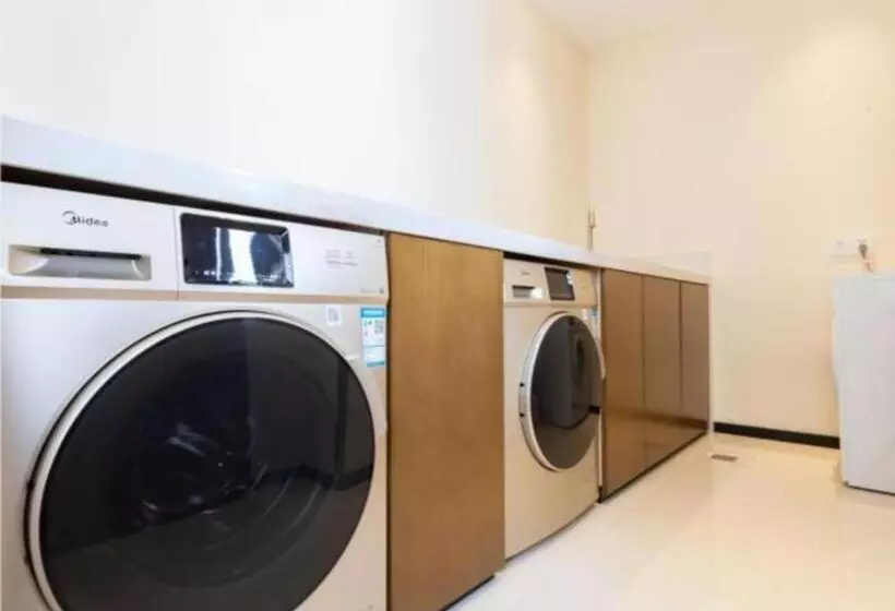 Hotelli Jtour Inn Yulin High Speed Railway Station Rt Mart