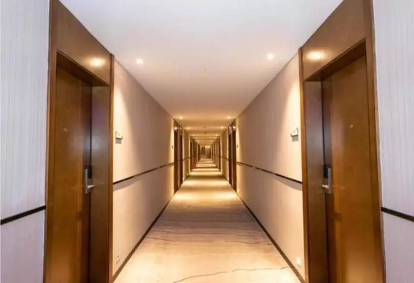 Hotelli Jtour Inn Yulin High Speed Railway Station Rt Mart