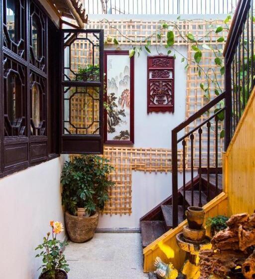 Отель The Courtyard Suzhou Inn Hemu Branch