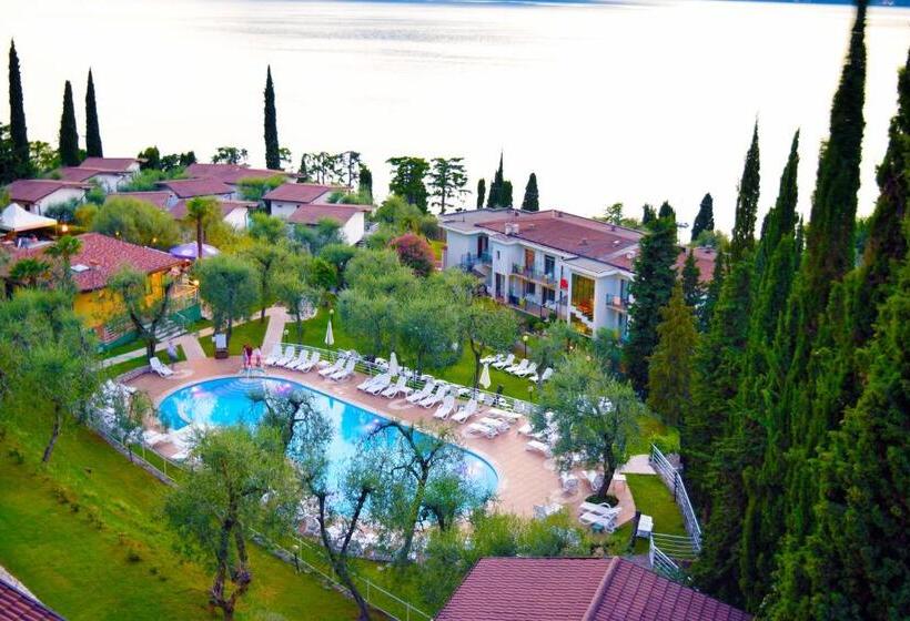 ホテル Villaggio Albergo Casa E Lago