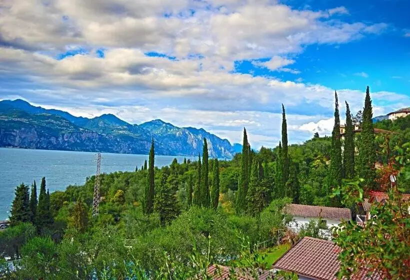 ホテル Villaggio Albergo Casa E Lago