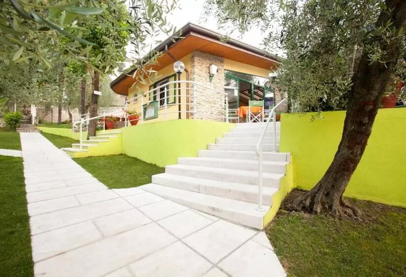ホテル Villaggio Albergo Casa E Lago
