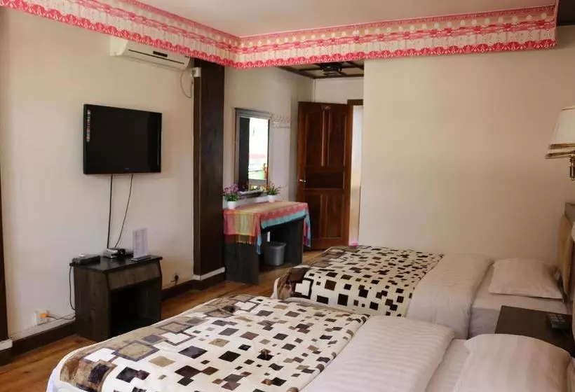 Retkeilymaja Shangajoy Seasons Inn