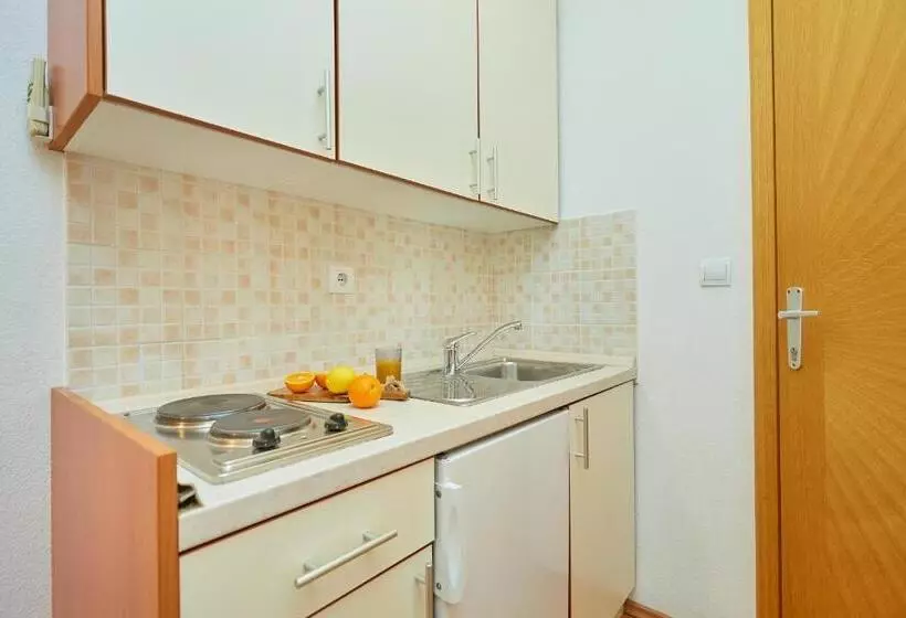 Apartments Zelic Tucepi