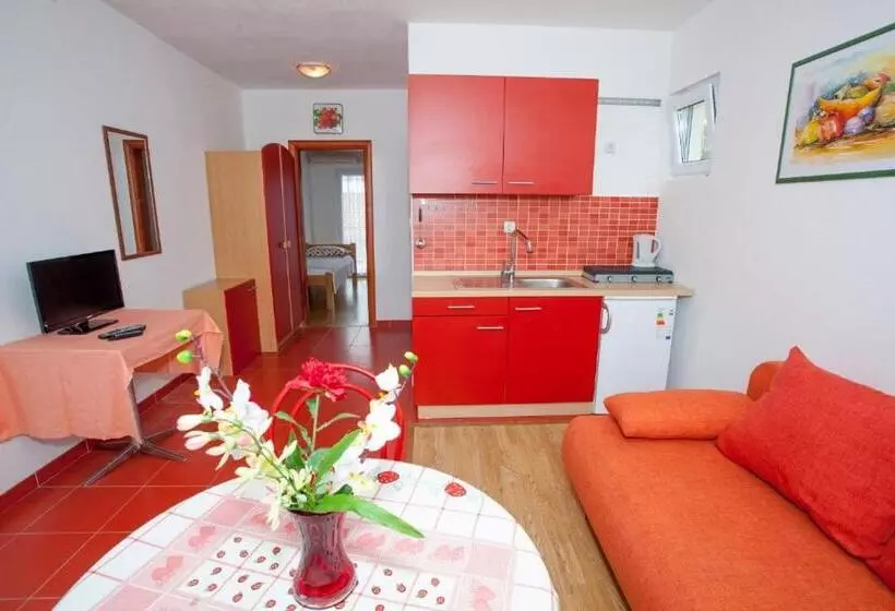 Apartments Zelic Tucepi