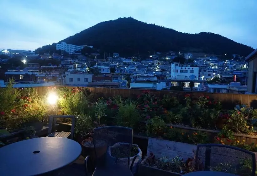 Majatalo Grim Garden Guesthouse