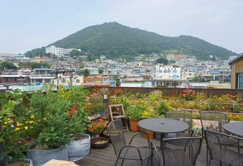 Majatalo Grim Garden Guesthouse