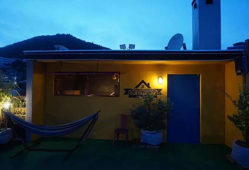 Majatalo Grim Garden Guesthouse