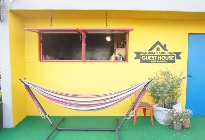 Majatalo Grim Garden Guesthouse