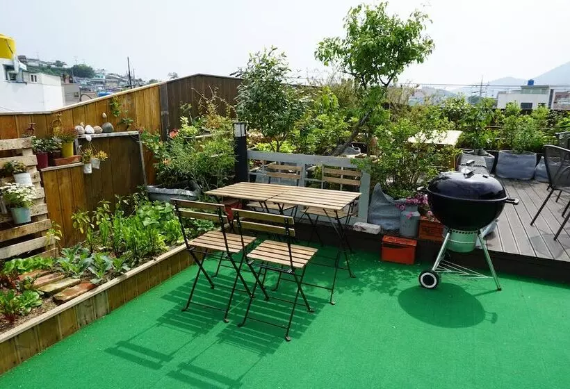 Majatalo Grim Garden Guesthouse