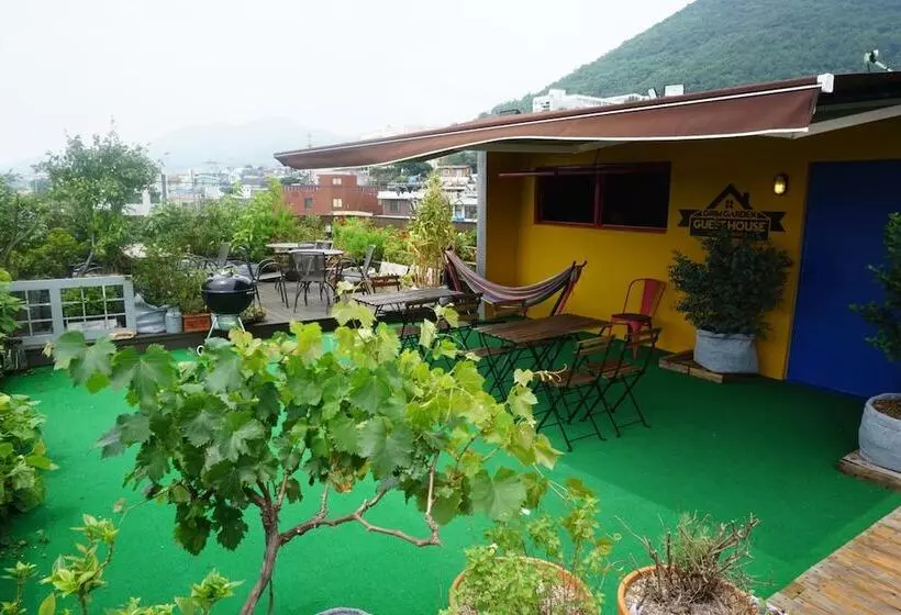 Majatalo Grim Garden Guesthouse