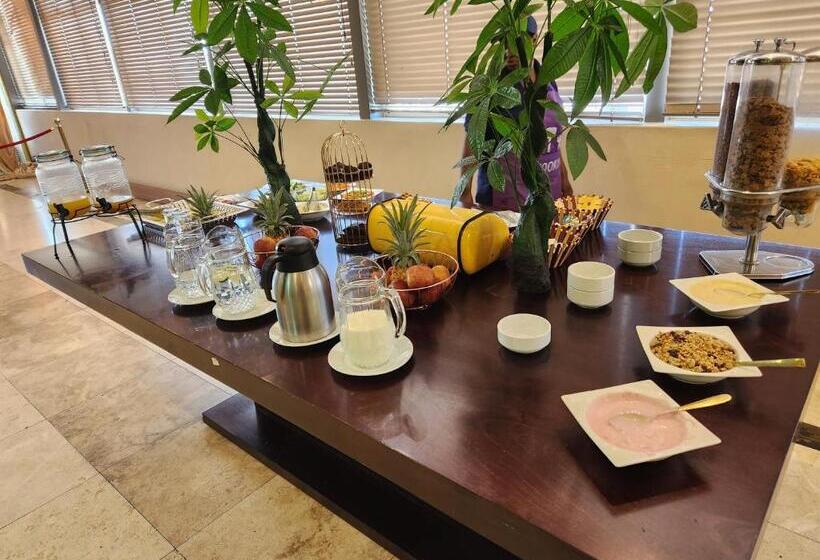 Отель Palm Continental