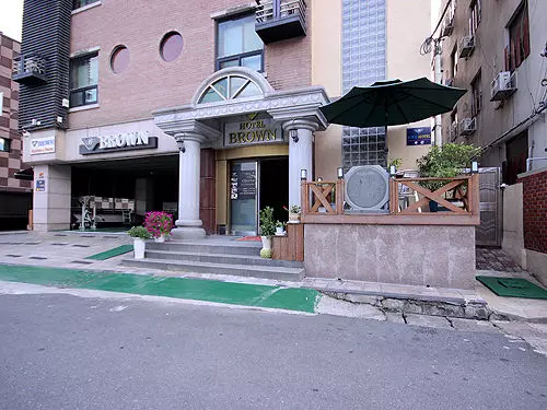 Hotel Brown