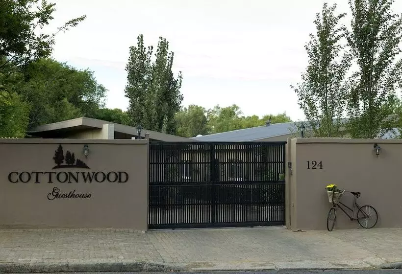Majatalo Cottonwood Guesthouse