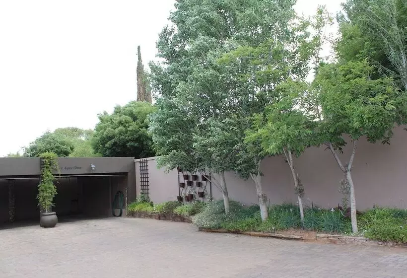 Majatalo Cottonwood Guesthouse