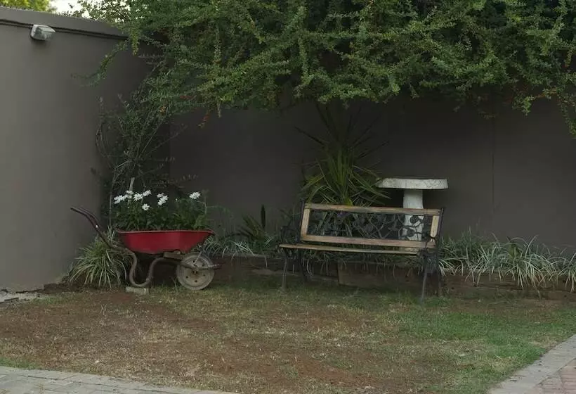 Majatalo Cottonwood Guesthouse
