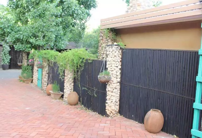 Majatalo Cottonwood Guesthouse