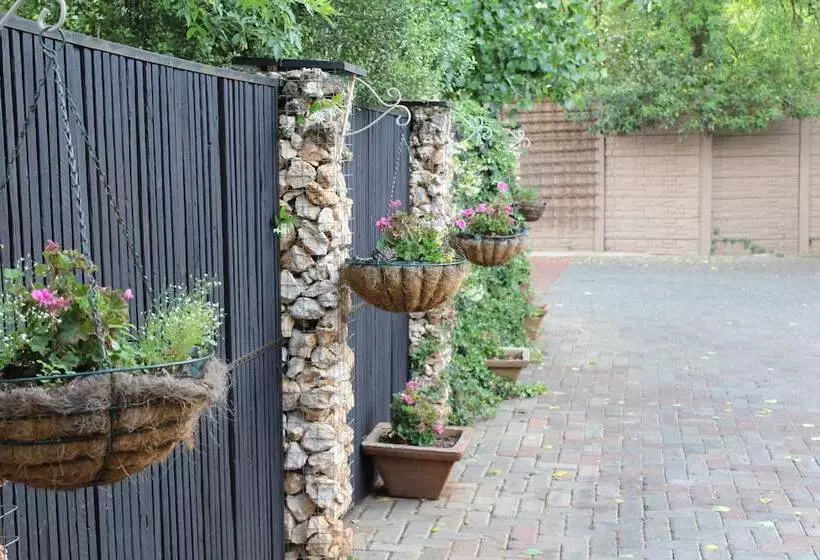 Majatalo Cottonwood Guesthouse