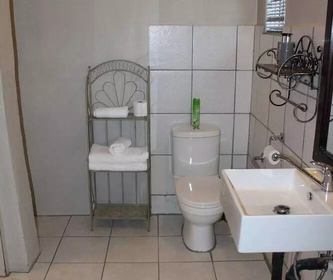 Majatalo Cottonwood Guesthouse
