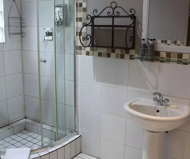 Majatalo Cottonwood Guesthouse