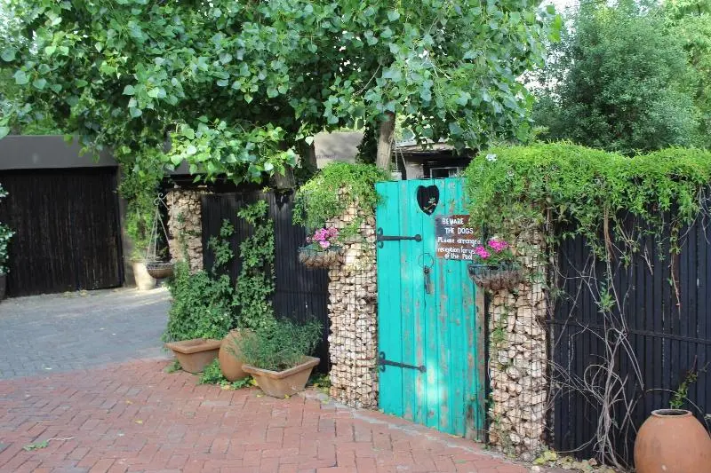 Majatalo Cottonwood Guesthouse
