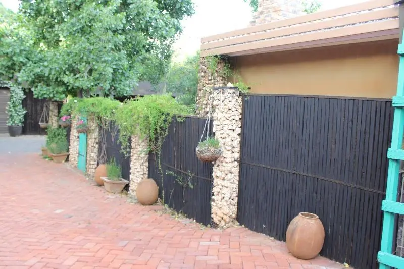 Majatalo Cottonwood Guesthouse