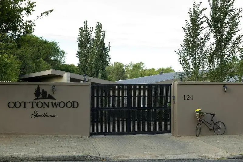 Majatalo Cottonwood Guesthouse