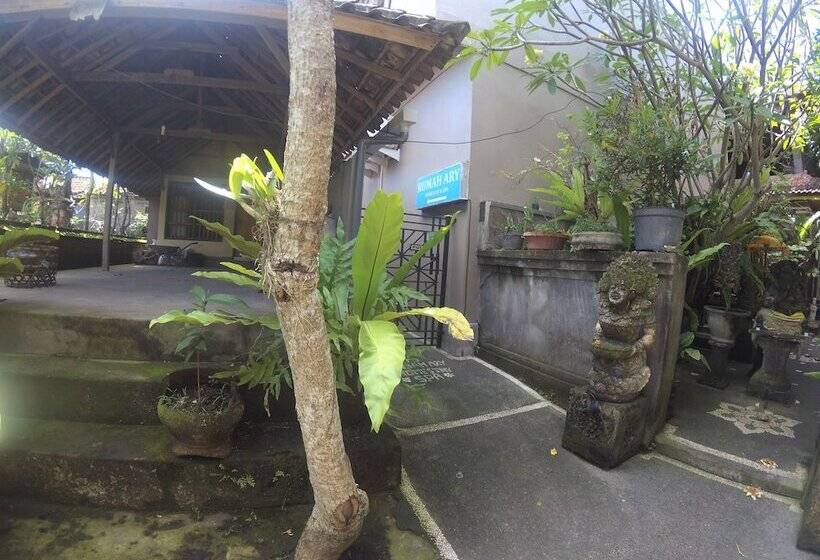 بنسيون Rumah Ary Homestay & Spa