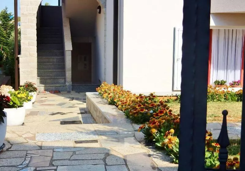 هتل Apartments Snjezana