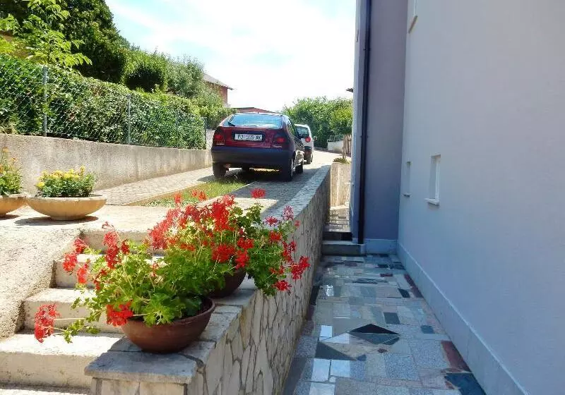 هتل Apartments Snjezana