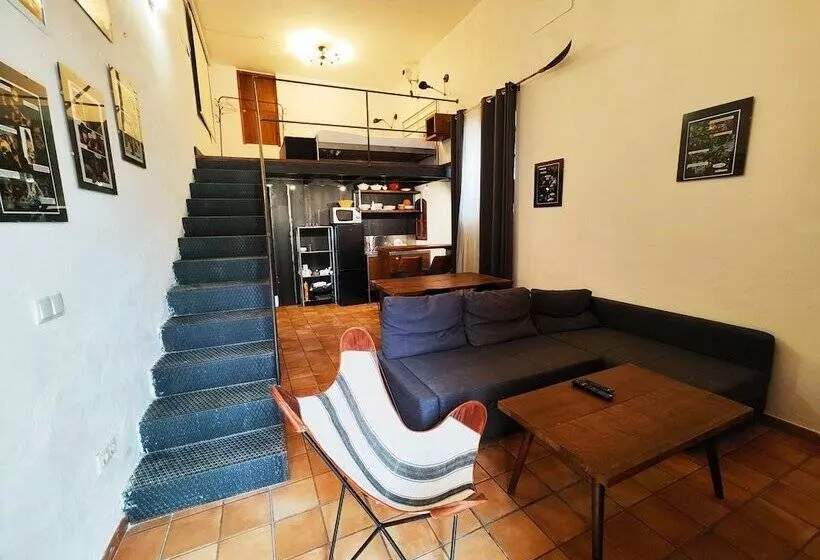 Hostel Café Frenteabastos