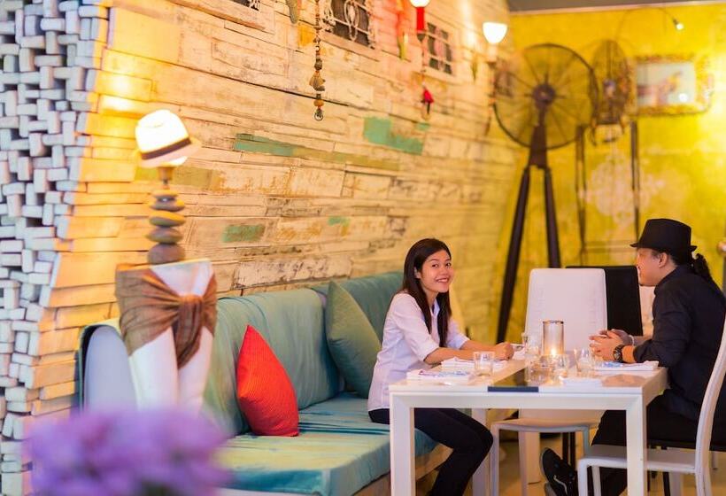 Barefoot Hotel Kalim Beach Front