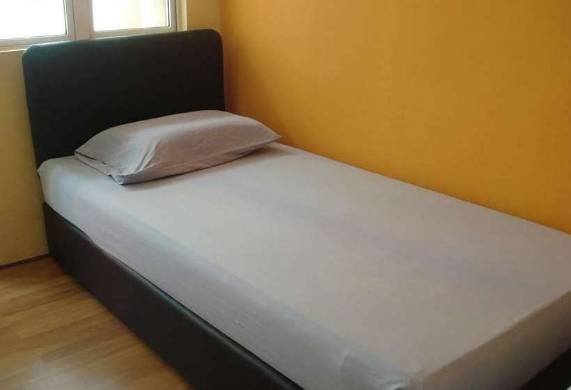 Harbourside Backpackers  Hostel