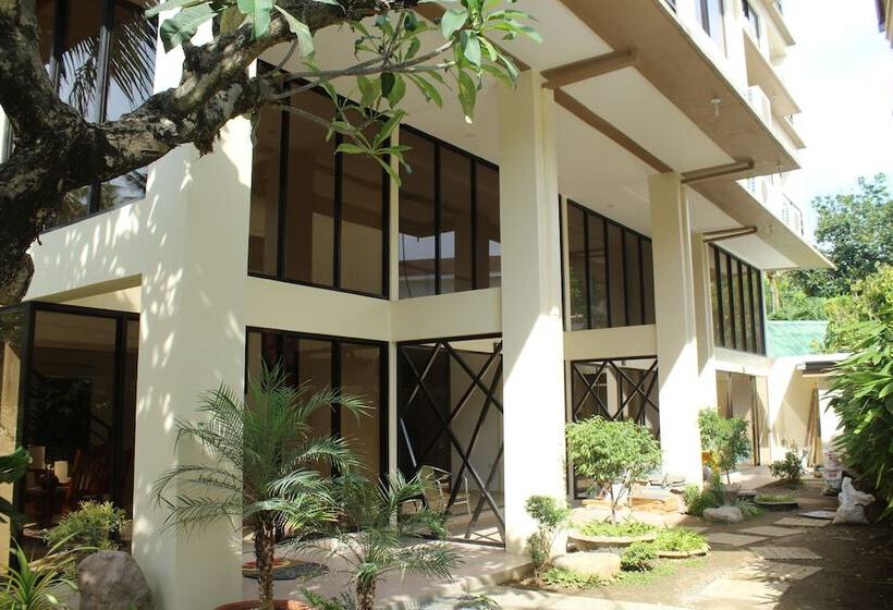 ホテル Anahaw Studio Suites