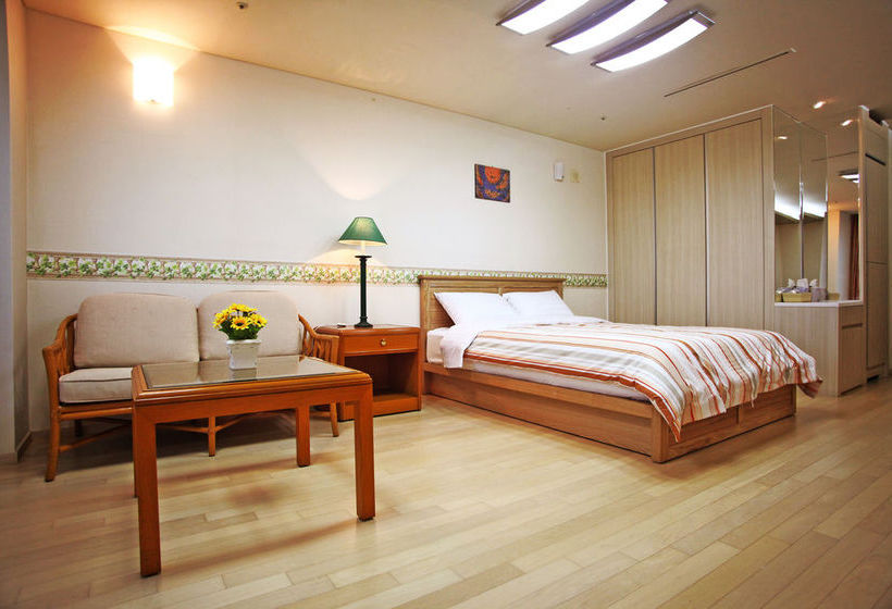 ペンション Crown House