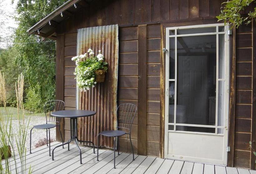 مبيت وإفطار The Rusty Antler Cabin