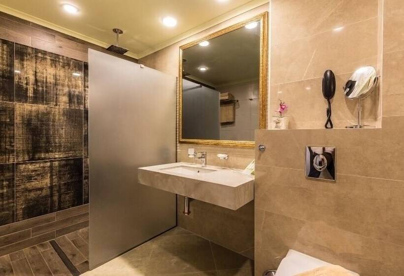 Diplomat Plaza Hotel & Resort