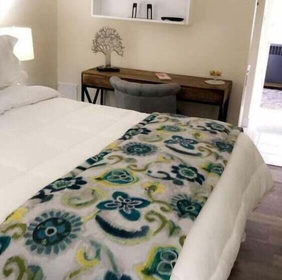 Ramada By Wyndham West Edmonton Hotel & Suites